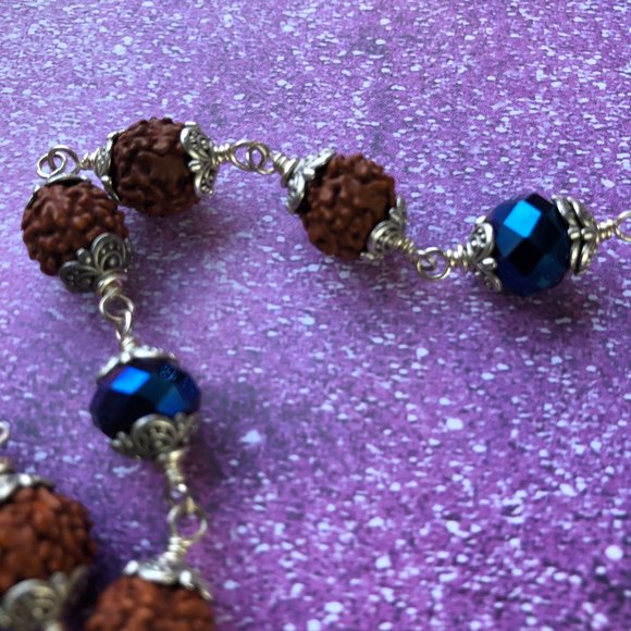 40  1/4" Rudraksha with dark blue crystal glass beads - Picture 3 of 6
